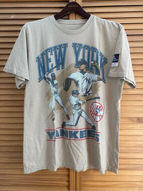 Mitchell & Ness Beige New York Yankees Graphic Tee size large